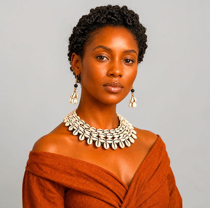 Collier ras du cou africain authentique en coquillages cauris – Pièce maîtresse tribale faite à la main