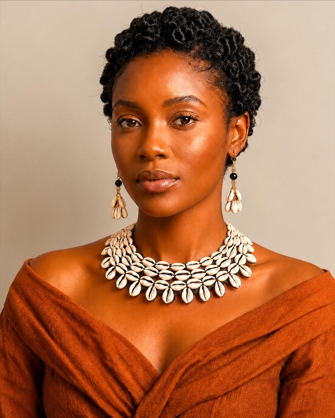 Collier ras du cou africain authentique en coquillages cauris – Pièce maîtresse tribale faite à la main