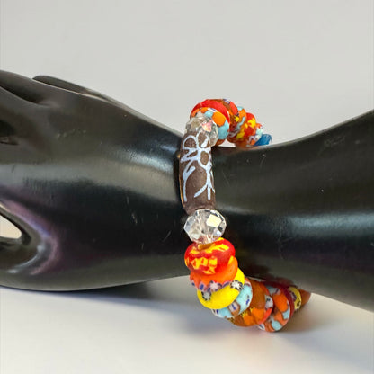 Bracelet ethnique authentique en perles Krobo multicolores et élastiques d'Afrique de l'Ouest