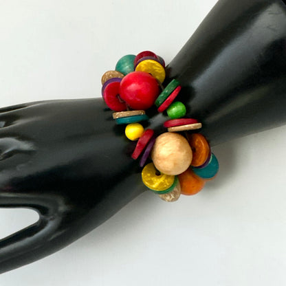 Boho Armreif mit mehrfarbigen Kokosnussschalen und Perlen