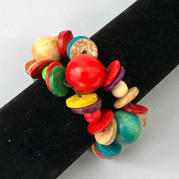 Boho Armreif mit mehrfarbigen Kokosnussschalen und Perlen