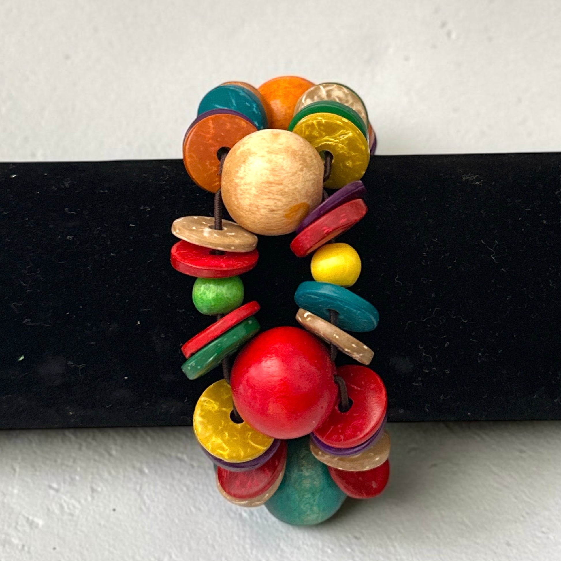 Boho Armreif mit mehrfarbigen Kokosnussschalen und Perlen