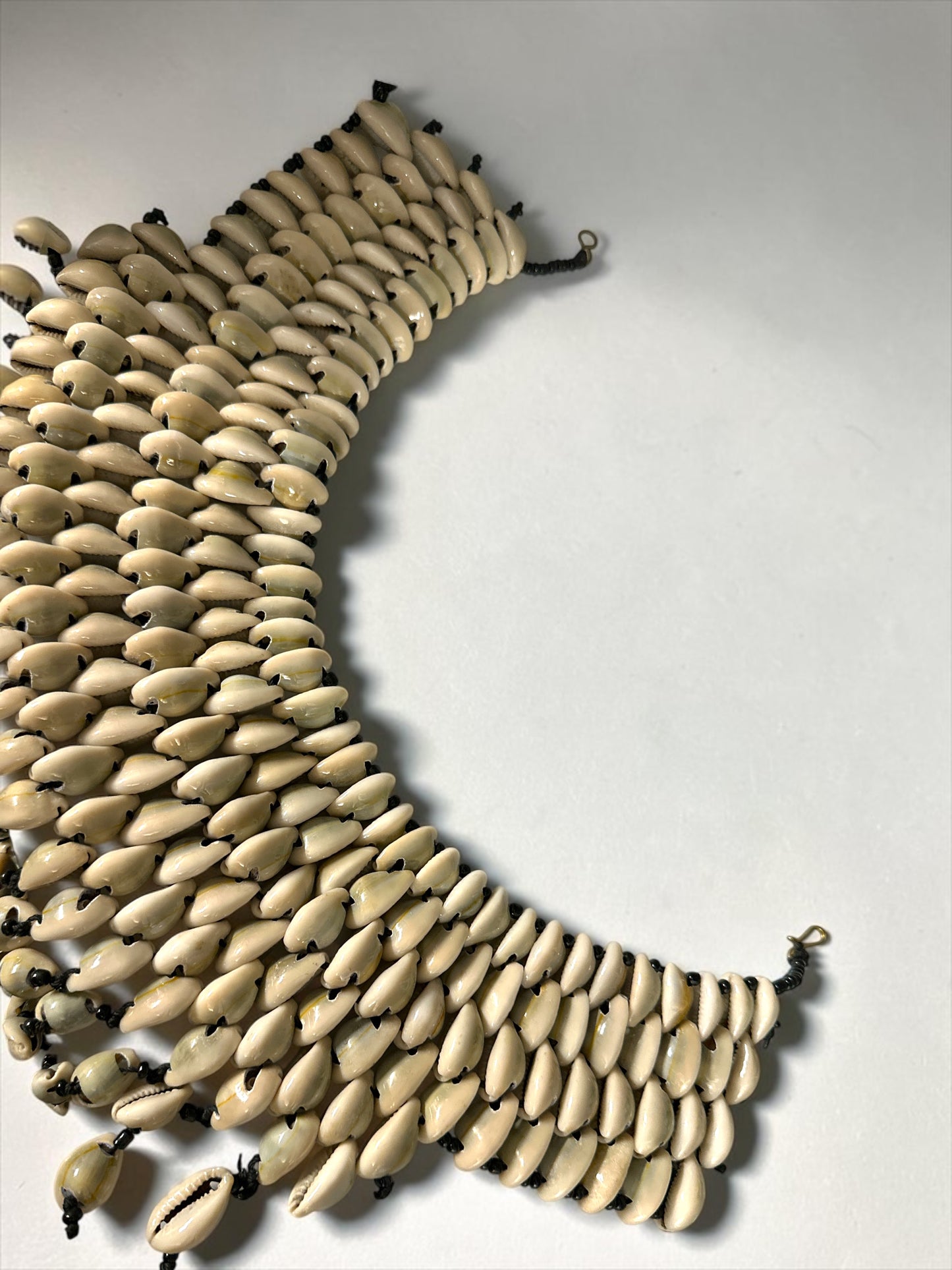 Authentische afrikanische Statement-Halskette mit ethnischen Kauri-Muscheln und Perlenquasten Fatisha Boutique