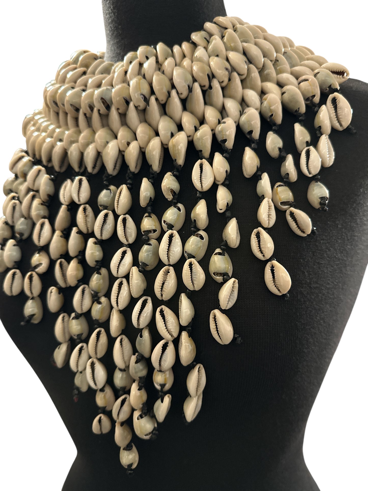 Authentische afrikanische Statement-Halskette mit ethnischen Kauri-Muscheln und Perlenquasten Fatisha Boutique