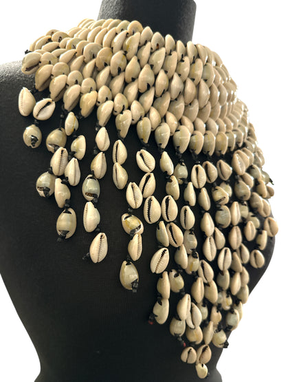 Authentische afrikanische Statement-Halskette mit ethnischen Kauri-Muscheln und Perlenquasten
