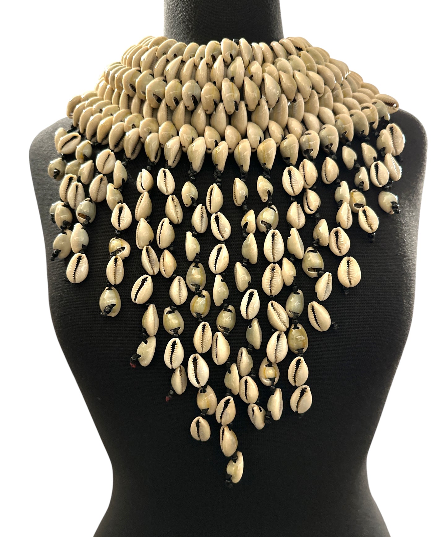 Authentische afrikanische Statement-Halskette mit ethnischen Kauri-Muscheln und Perlenquasten Fatisha Boutique