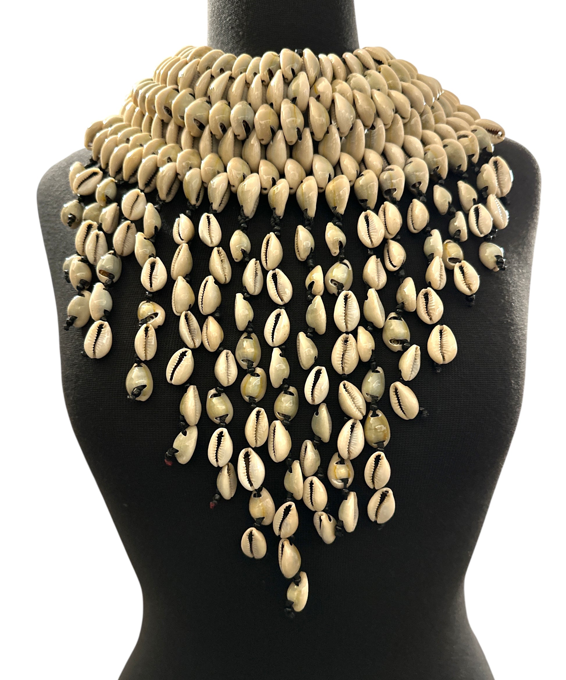 Authentische afrikanische Statement-Halskette mit ethnischen Kauri-Muscheln und Perlenquasten