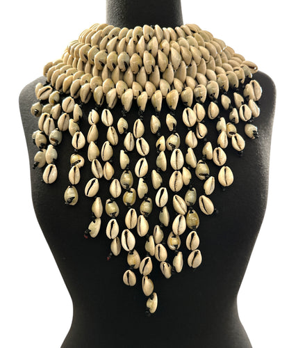 Authentische afrikanische Statement-Halskette mit ethnischen Kauri-Muscheln und Perlenquasten