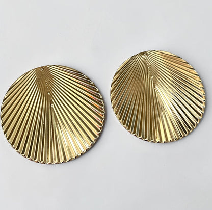 Boucles d'oreilles pendantes dorées plissées surdimensionnées – Bijou tendance texturé audacieux