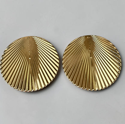 Boucles d'oreilles pendantes dorées plissées surdimensionnées – Bijou tendance texturé audacieux