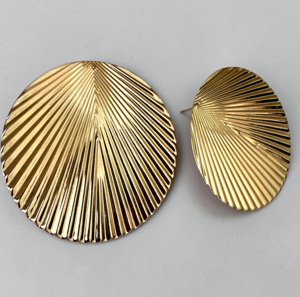 Boucles d'oreilles pendantes dorées plissées surdimensionnées – Bijou tendance texturé audacieux Fatisha Boutique