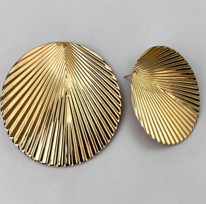 Boucles d'oreilles pendantes dorées plissées surdimensionnées – Bijou tendance texturé audacieux
