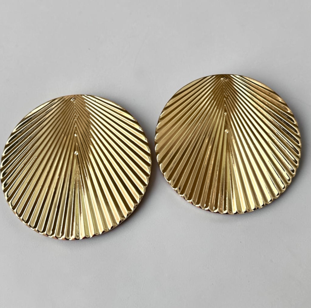Boucles d'oreilles pendantes dorées plissées surdimensionnées – Bijou tendance texturé audacieux Fatisha Boutique