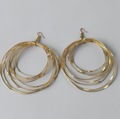 Boucles d'oreilles pendantes africaines surdimensionnées faites main en laiton doré à plusieurs anneaux