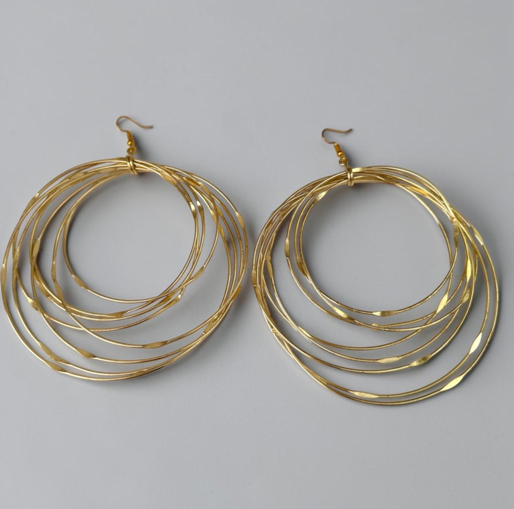 Boucles d'oreilles pendantes africaines surdimensionnées faites main en laiton doré à plusieurs anneaux Fatisha Boutique