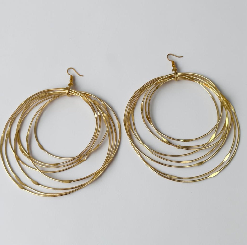 Boucles d'oreilles pendantes africaines surdimensionnées faites main en laiton doré à plusieurs anneaux Fatisha Boutique