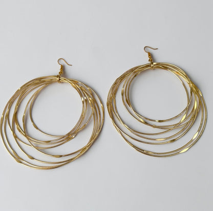 Boucles d'oreilles pendantes africaines surdimensionnées faites main en laiton doré à plusieurs anneaux