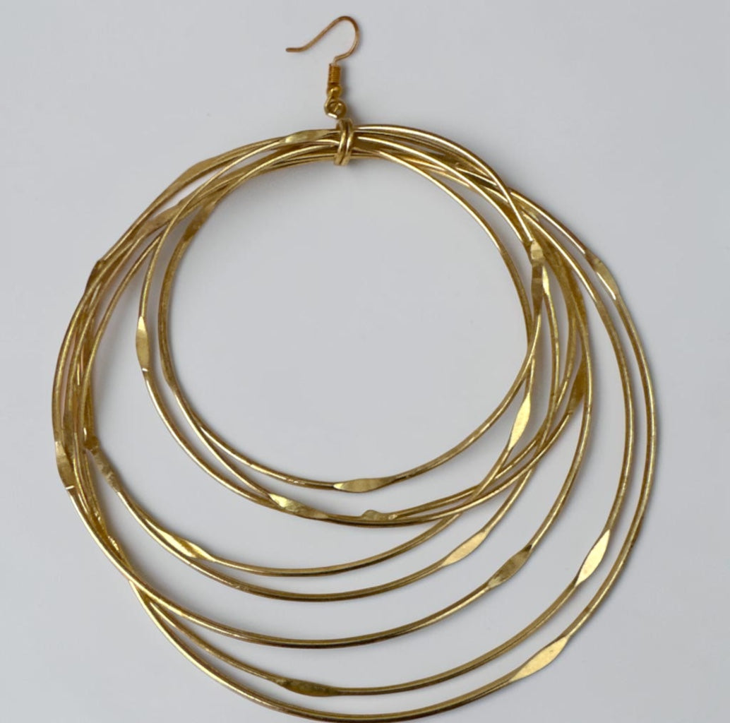 Boucles d'oreilles pendantes africaines surdimensionnées faites main en laiton doré à plusieurs anneaux Fatisha Boutique