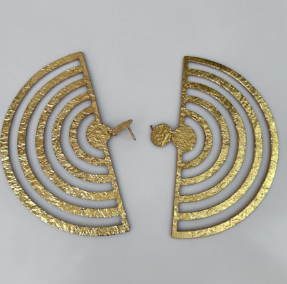 Boucles d'oreilles pendantes éventail surdimensionnées en laiton texturé – Bijoux géométriques audacieux