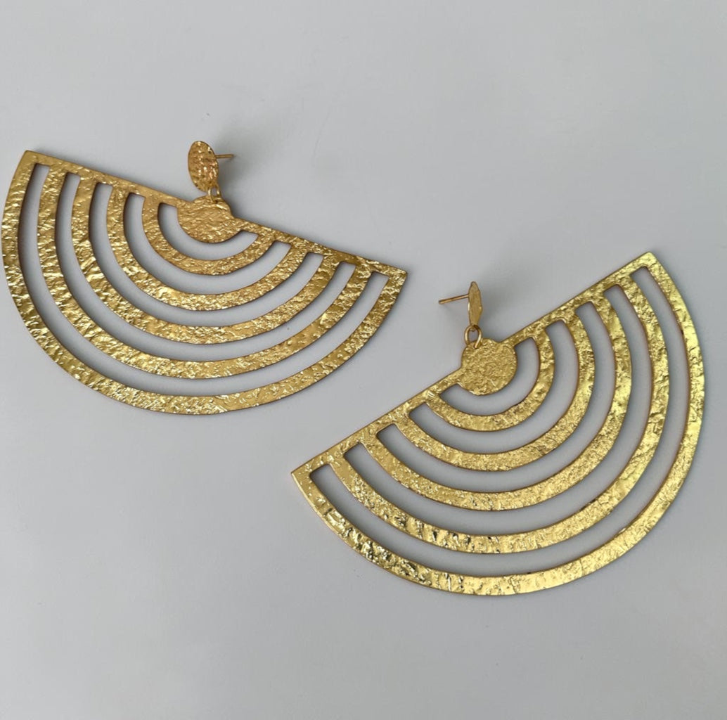 Boucles d'oreilles pendantes éventail surdimensionnées en laiton texturé – Bijoux géométriques audacieux Fatisha Boutique