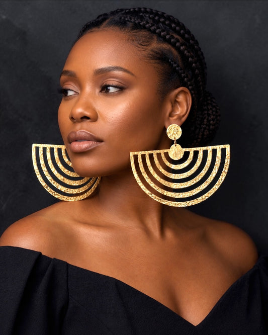 Boucles d'oreilles pendantes éventail surdimensionnées en laiton texturé – Bijoux géométriques audacieux