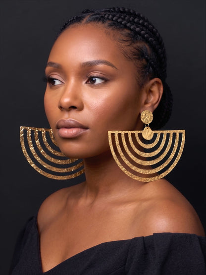 Boucles d'oreilles pendantes éventail surdimensionnées en laiton texturé – Bijoux géométriques audacieux