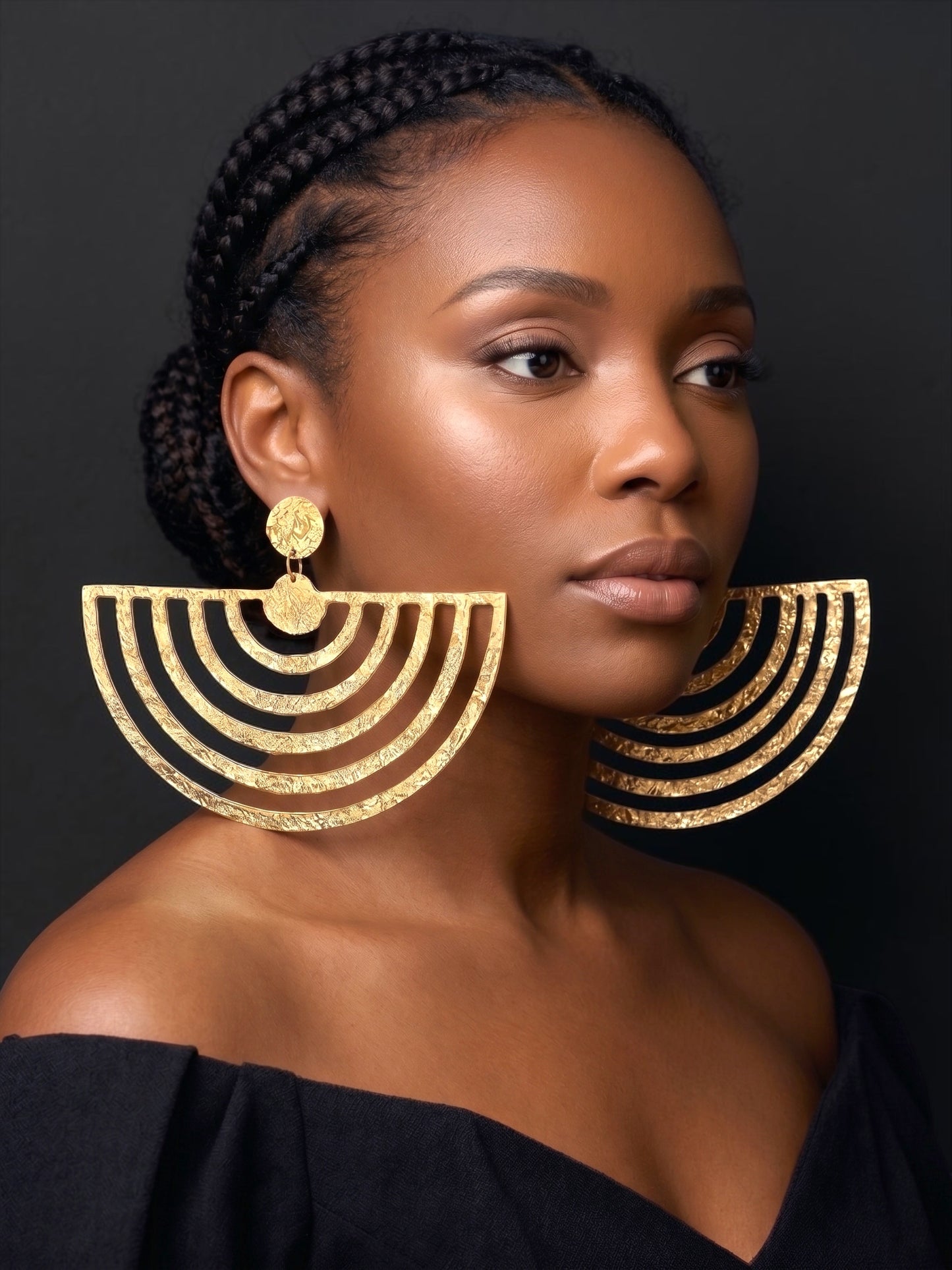 Boucles d'oreilles pendantes éventail surdimensionnées en laiton texturé – Bijoux géométriques audacieux Fatisha Boutique