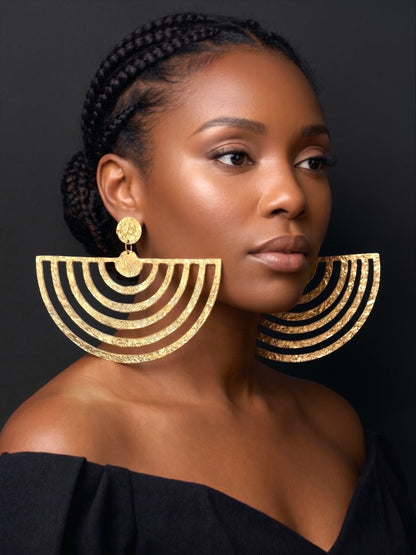 Boucles d'oreilles pendantes éventail surdimensionnées en laiton texturé – Bijoux géométriques audacieux