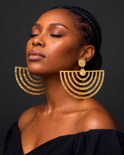 Boucles d'oreilles pendantes éventail surdimensionnées en laiton texturé – Bijoux géométriques audacieux