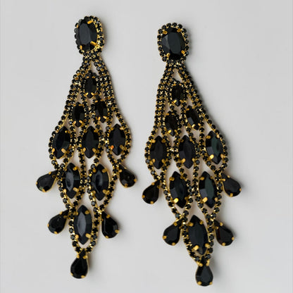Lange schwarze Ohrringe mit Quaste und Strasssteinen – glamouröser Statement-Schmuck in Tropfenform