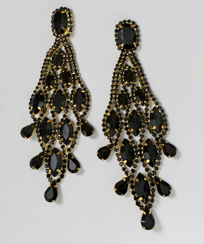 Lange schwarze Ohrringe mit Quaste und Strasssteinen – glamouröser Statement-Schmuck in Tropfenform