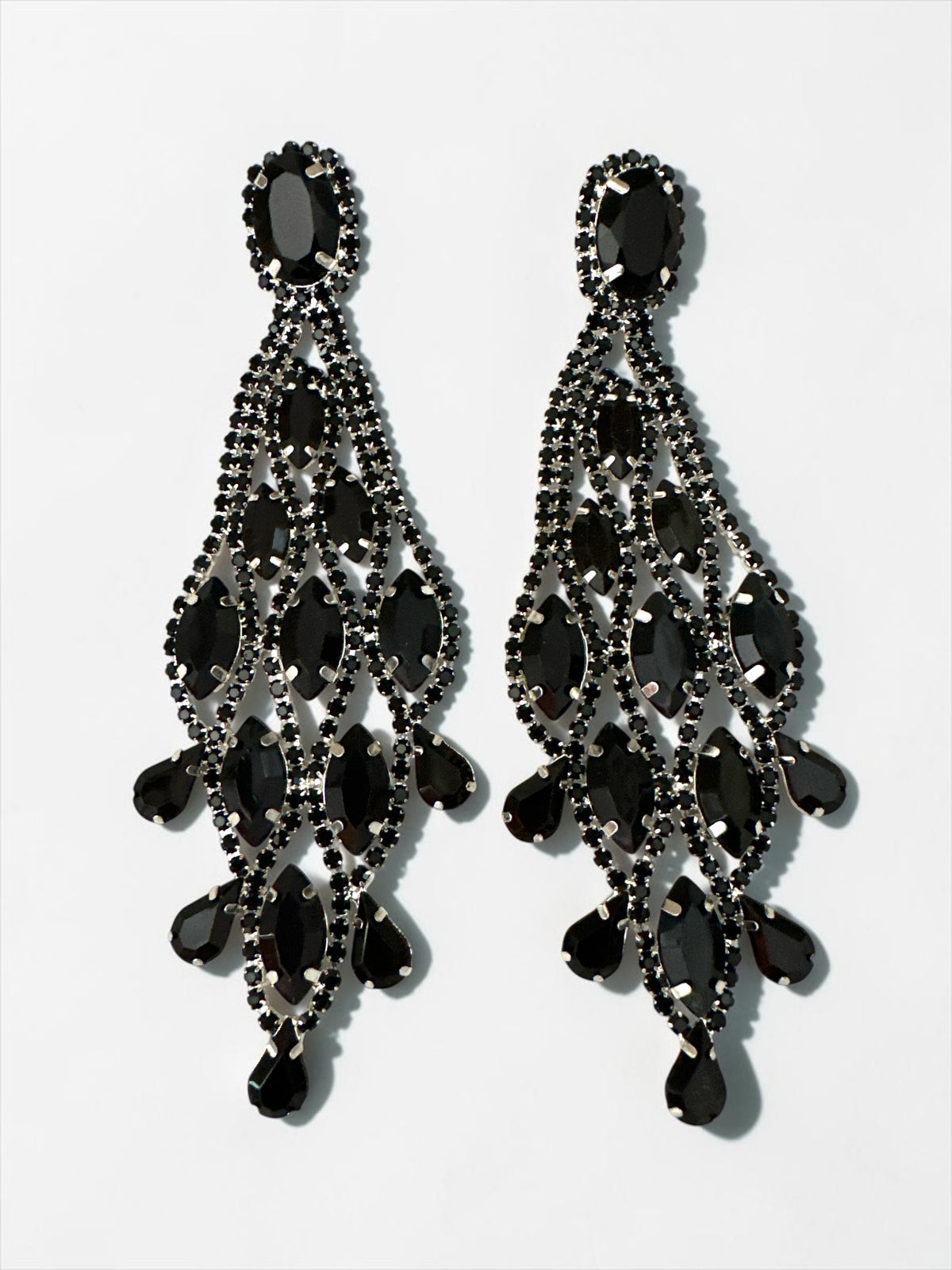 Lange schwarze Ohrringe mit Quaste und Strasssteinen – glamouröser Statement-Schmuck in Tropfenform Fatisha Boutique