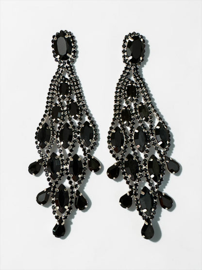 Lange schwarze Ohrringe mit Quaste und Strasssteinen – glamouröser Statement-Schmuck in Tropfenform
