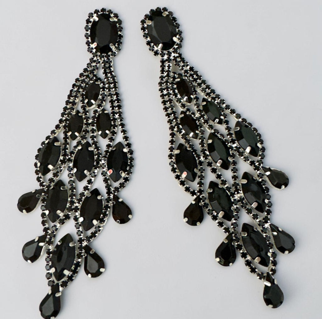 Lange schwarze Ohrringe mit Quaste und Strasssteinen – glamouröser Statement-Schmuck in Tropfenform