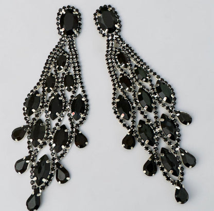 Lange schwarze Ohrringe mit Quaste und Strasssteinen – glamouröser Statement-Schmuck in Tropfenform
