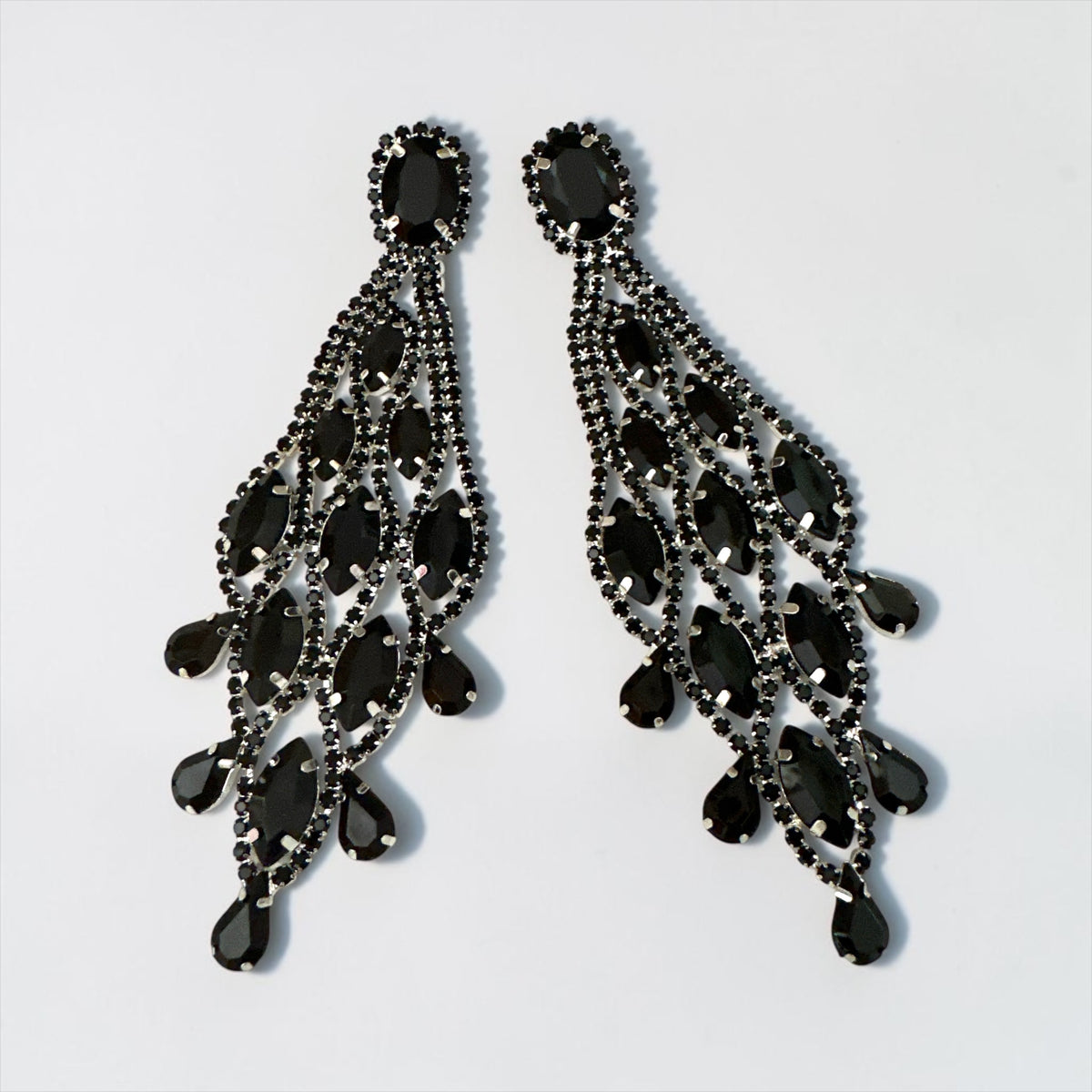 Lange schwarze Ohrringe mit Quaste und Strasssteinen – glamouröser Statement-Schmuck in Tropfenform Fatisha Boutique