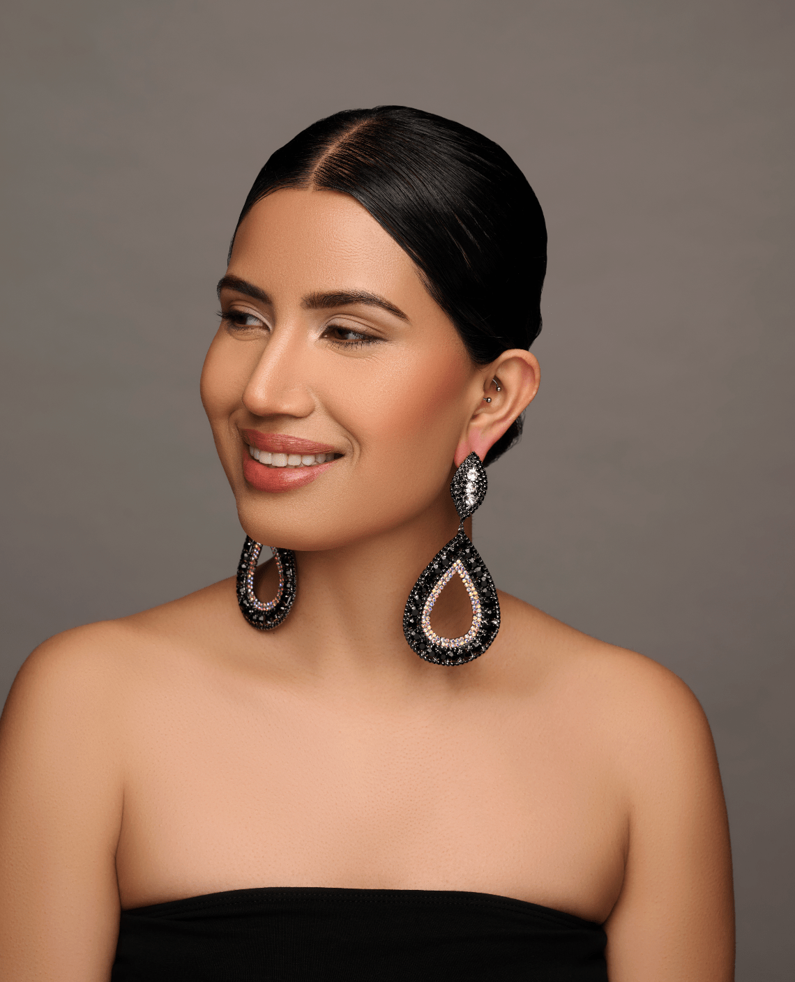 Black Rhinestone Teardrop Earrings: Glamorous Statement Jewelry Black Rhinestone Teardrop Earrings: Glamorous Statement Jewelry